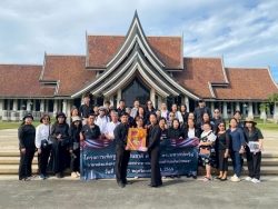 LINE_ALBUM_ดูงานศูนย์ศิลปชีพบางไทร จ_พระนครศรีอยุธยา_251124_183.jpg - โครงการเทิดทูล ชาติ ศาสนา พระมหากษัตริย์ รวมพลังแห่งความภัคดีของประชาชนเทศบาลตำบลสันป่าตอง  | https://www.sanpatong.go.th